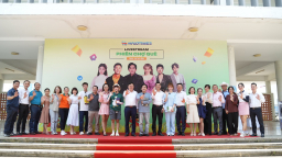 NSƯT Kim Tử Long, Hari Won tặng sách cho nông dân Việt Nam