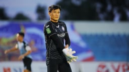Thủ thành Bùi Tiến Dũng ghi bàn thắng để đời tại V.League