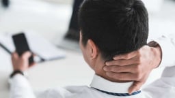 Thanh niên mắc chứng 'rụng đầu' đáng sợ vì dùng điện thoại quá nhiều