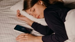 Nhấn nút “báo thức báo lại” ảnh hưởng đến sức khỏe ra sao?