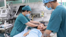Cấp cứu thành công bé gái nguy kịch do tai nạn cửa cuốn