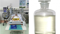 Bé trai nguy kịch vì hít phải khí độc khi ngồi trong ô tô đóng kín