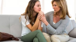 Cảnh báo sinh con ở tuổi 'teen': Cha mẹ nên chuẩn bị hành trang gì cho trẻ?
