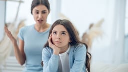 Nuôi dạy con theo kiểu độc đoán ảnh hưởng đến trẻ như thế nào?