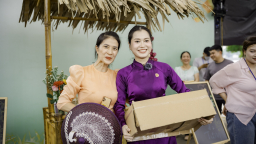 Ôm thùng mè xửng rao bán khắp phố, Lâm Vỹ Dạ chiếm trọn spotlight tại phiên chợ quê