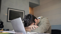 Áp lực chạy đua thành tích thời mạng xã hội: Bẫy tâm lý vô hình đang bào mòn người trẻ