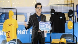 Danh ca Ngọc Sơn “xuất khẩu thành thơ” khi thưởng thức sầu riêng trên sóng livestream