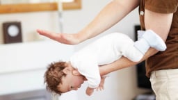 Cảnh báo nguy hiểm do nuốt phải dị vật từ vụ bé 18 tháng tuổi nuốt phải pin cúc