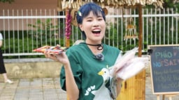 Pháo trổ tài ăn nói, múa hát cực sung thuyết phục người dân mua lụa Mã Châu