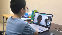 Học online quá sớm: Ánh sáng xanh có đang đầu độc trẻ?