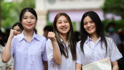 Hơn 7.200 thí sinh bỏ thi và 10 em bị đình chỉ ngay ở buổi thi đầu tiên môn Ngữ văn.
