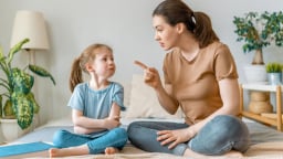 Làm cha mẹ: Học cách chủ động tìm niềm vui trong sự hỗn loạn