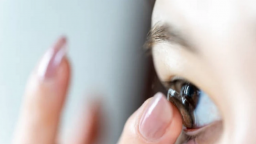 Đeo lens thường xuyên: Thói quen làm đẹp có thể hủy hoại đôi mắt
