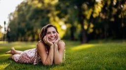 Nằm sấp kiểu mới: Bí quyết đẩy lùi đau cổ thời 4.0