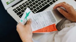 Mua sắm online theo cảm xúc: Thói quen khiến người trẻ dễ rơi vào bẫy tài chính