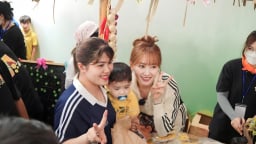 Hari Won hoá “đại sứ chụp ảnh” trong buổi bán hàng
