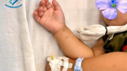 Bé gái 2 tuổi phải đi cấp cứu do ăn thuốc diệt nấm vì tưởng là kẹo