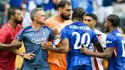 HLV Luis Enrique lao vào ẩu đả với cầu thủ Chelsea tại chung kết FIFA Club World Cup