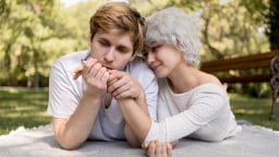 Yêu người hơn tuổi: Lệch nhịp hay học cách trưởng thành?