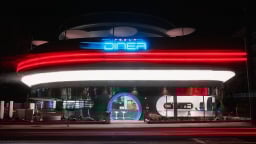 Nhà hàng 'tương lai - hoài cổ' của Elon Musk gây sốt tại Hollywood