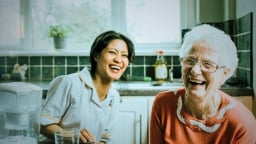 Người phụ nữ trẻ chuyển vào khu dưỡng lão sống và không muốn rời đi