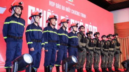 12 nghệ sĩ mặc cảnh phục chiến sĩ quả cảm được khen 'tuyệt đối điện ảnh'