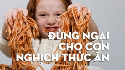 Nếu trẻ biếng ăn, chậm lớn, mẹ hãy cho trẻ nghịch đồ ăn