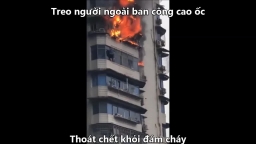 [Video] Cháy căn hộ, người đàn ông đu ban công cao ốc thoát chết trong gang tấc