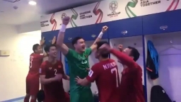 Bước vào tứ kết Asian Cup, ĐT Việt Nam sung sướng ăn mừng trong phòng thay đồ