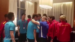 Xúc động hình ảnh HLV Park Hang-seo ôm cảm ơn từng cầu thủ sau hành trình Asian Cup 2019