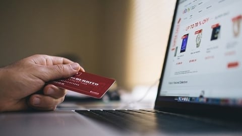 Sống để trả nợ quá khứ: Người trẻ làm sao để tránh bẫy tiêu dùng?