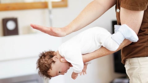 Cảnh báo nguy hiểm do nuốt phải dị vật từ vụ bé 18 tháng tuổi nuốt phải pin cúc