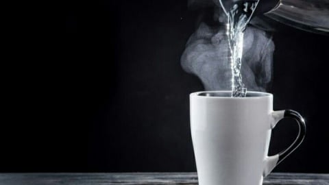 Uống nước nóng mang lại lợi ích gì đối với sức khỏe?   