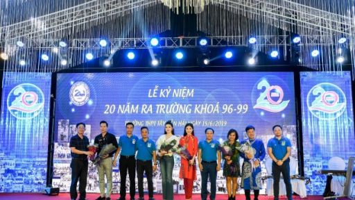 Huyền My xúc động khi làm MC đấu giá áo dài của Ngọc Hân