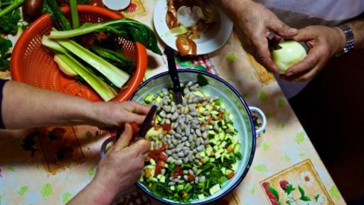 Học cách làm món súp trường sinh của gia đình giữ kỷ lục tuổi thọ Guiness Melis