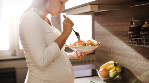 8 tác hại khi bà bầu thích ăn vặt và cách kiểm soát cơn thèm ăn