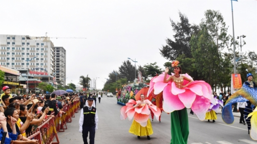 Carnival đường phố mở màn ấn tượng cho Lễ hội Du lịch biển Sầm Sơn 2020