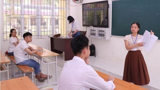 Sáng nay, gần 1.500 thí sinh thi vào lớp 10 THPT chuyên Lam Sơn tỉnh Thanh Hóa năm 2023