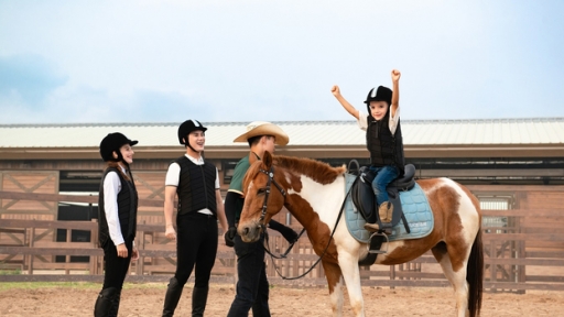 Du khách hào hứng khám phá bộ môn mã thuật tại Vinpearl Horse Academy Vũ Yên