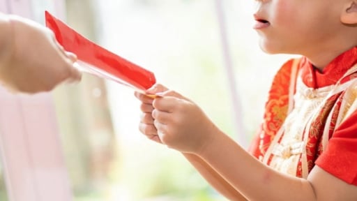Bố thu tiền mừng tuổi, cậu bé báo cảnh sát bị cướp