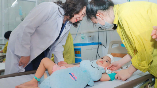 Phó Chủ tịch nước Võ Thị Ánh Xuân thăm, tăng quà cho bệnh nhi tại Bệnh viện Phổi Trung ương