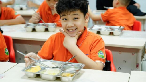 Hà Nội hỗ trợ bữa ăn bán trú cho học sinh: Sự đầu tư đúng hướng cho thế hệ tương lai