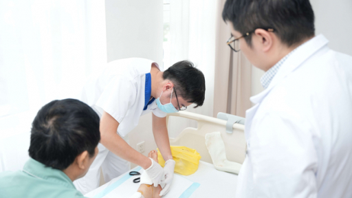 Vinmec Hải Phòng phẫu thuật xuyên đêm nối gân và mạch máu cho bệnh nhân bị cưa máy văng vào người