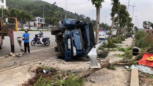 Quảng Ninh: Xe tải húc văng xe máy, lật nhào rồi kéo lê chục mét sáng 30 Tết