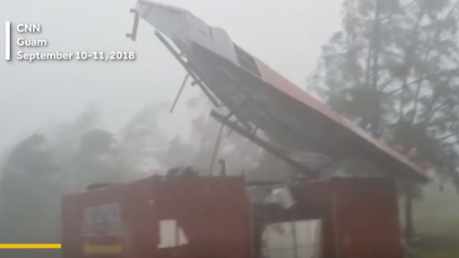 Video cận cảnh siêu bão Mangkhut hất tung mái nhà  ở Guam