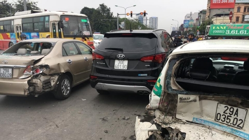 Nóng Hà Nội: 'Xe điên' đâm hàng loạt ô tô, xe máy trên phố Xã Đàn