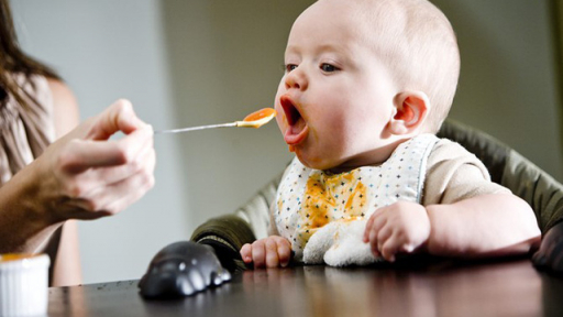 Tác hại của việc cho bé ăn dặm quá sớm?