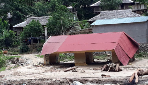 Tin tức giáo dục 8/8: Lũ cuốn phăng trường học, học sinh tựu trường ở nhà dân