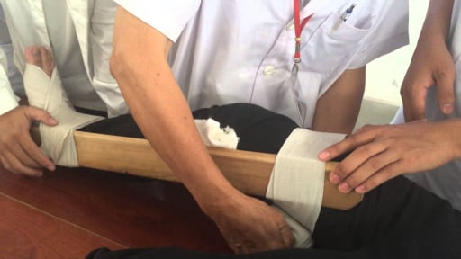 7 bước sơ cứu nạn nhân tai nạn thương tích, tuyệt đối không chở đi viện bằng xe máy