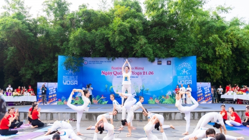 Hơn 1.000 người đồng diễn Chào mặt trời tại Festival Yoga